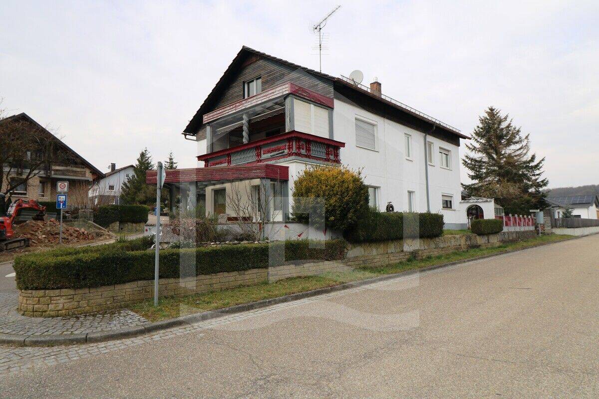 Vielseitige Immobilie mit Potenzial in Korb: Kernsaniertes Einfamilienhaus und großzügiges Baugrundstück, 74219 Möckmühl