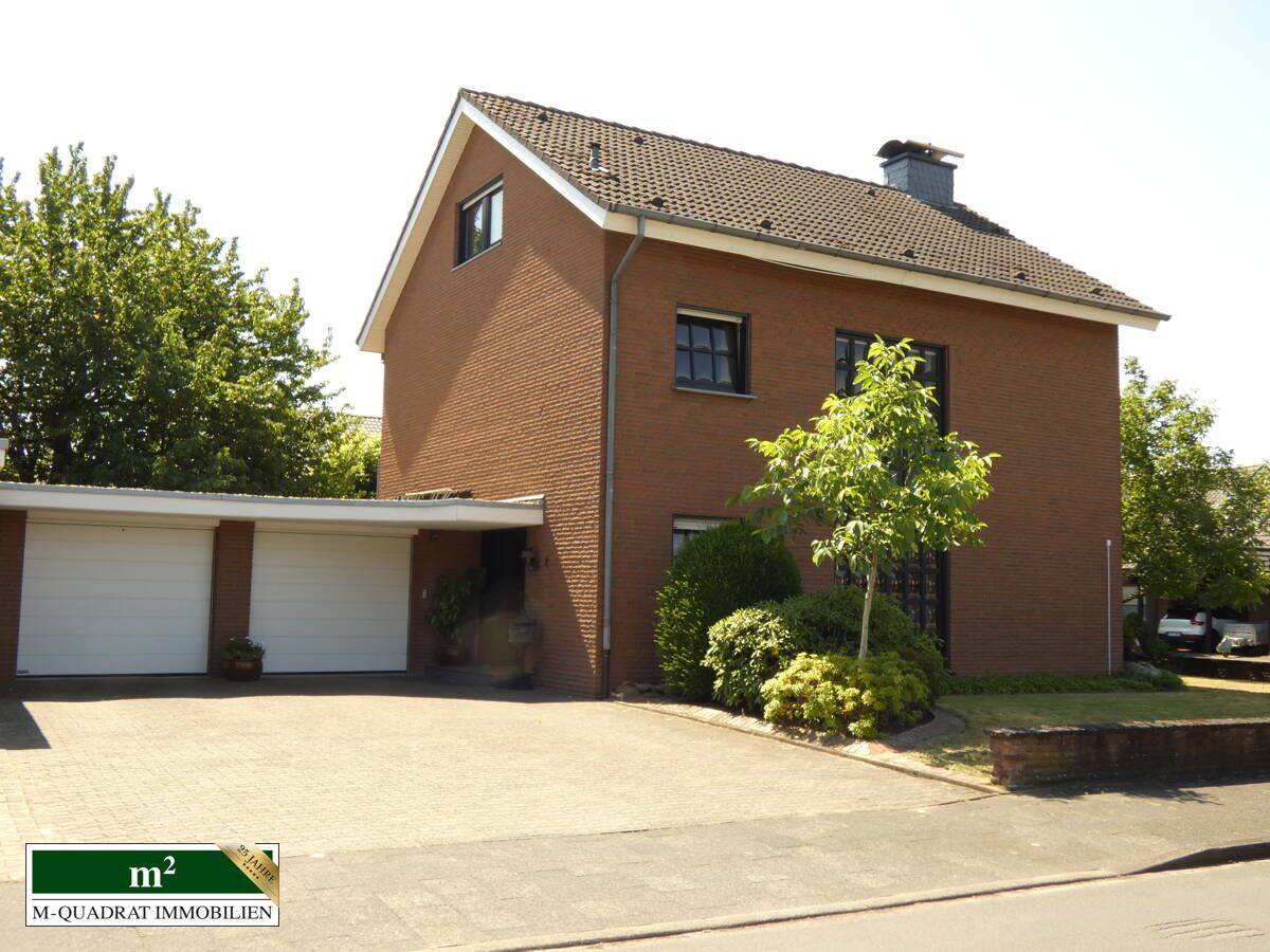 Attraktives Einfamilienhaus mit großem Garten, Wintergarten, Doppelgarage auf 818 m² in Harsewinkel, 33428 Harsewinkel
