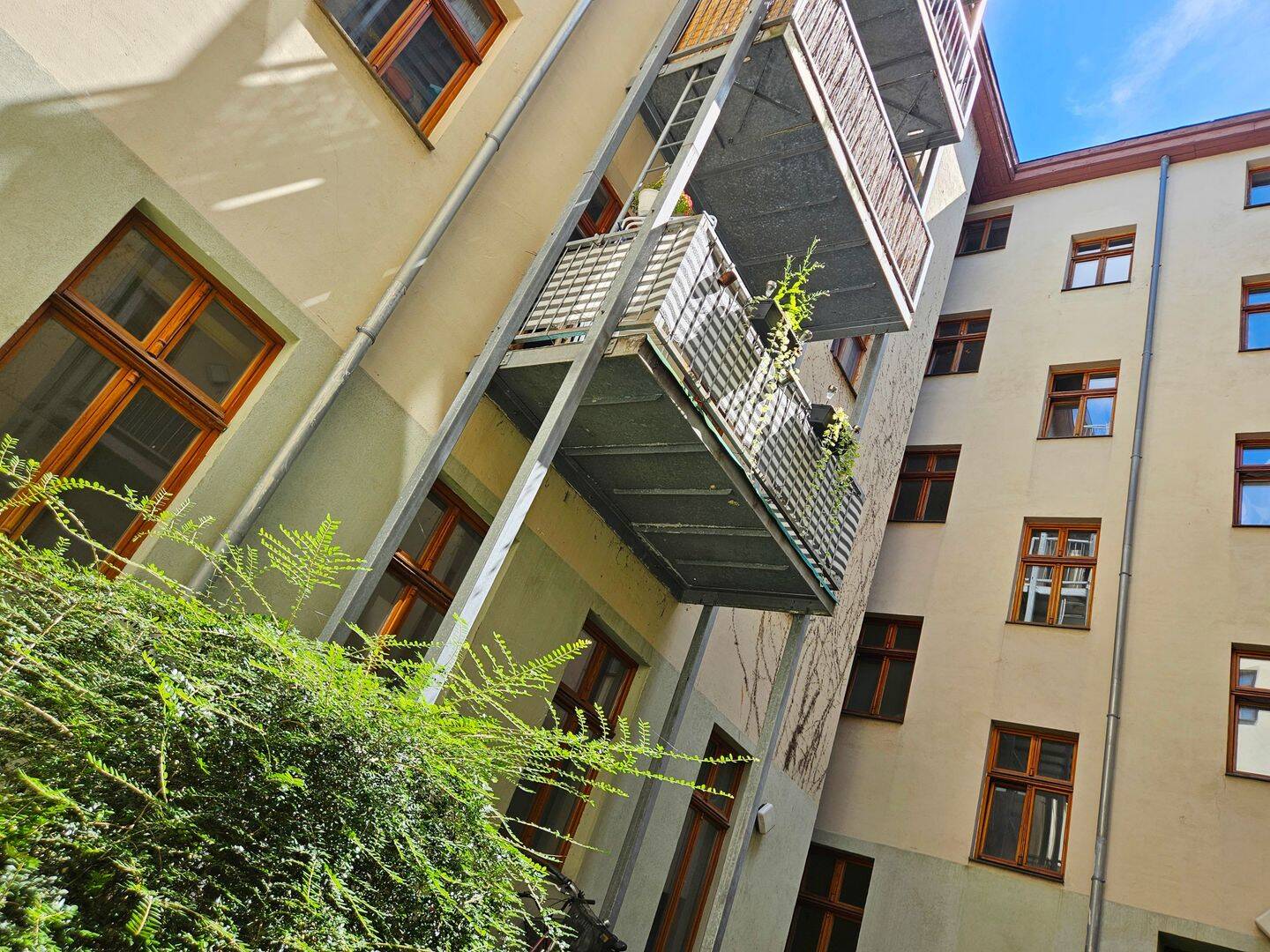 Mit Video: Kleine Terrassenwohnung im Innenhof mit Einbauküche