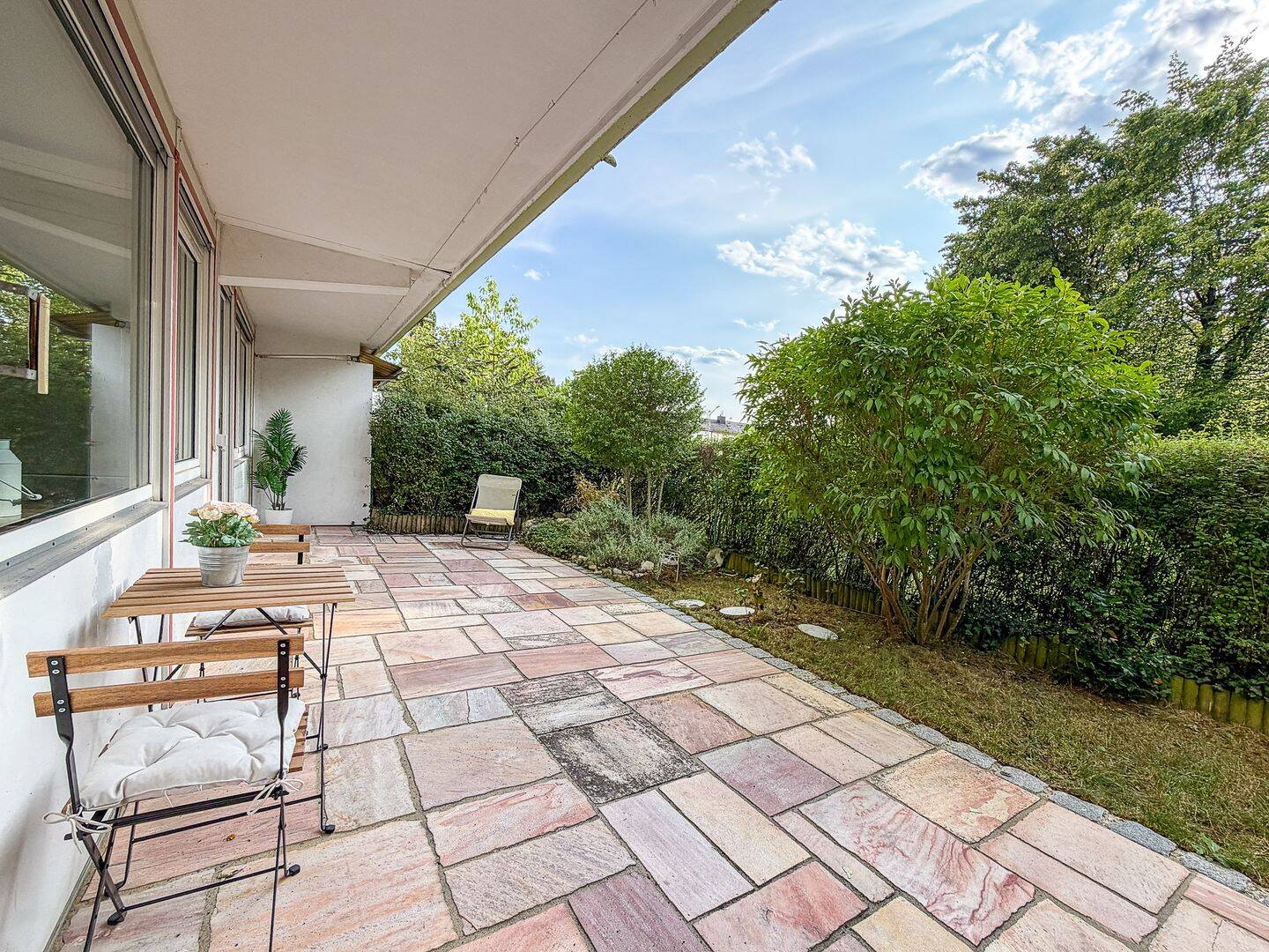FIRSTPLACE: 4-Zimmer-EG-Wohnung mit großer Westterrasse & Gartenbereich – Unterhaching, 82008 Unterhaching