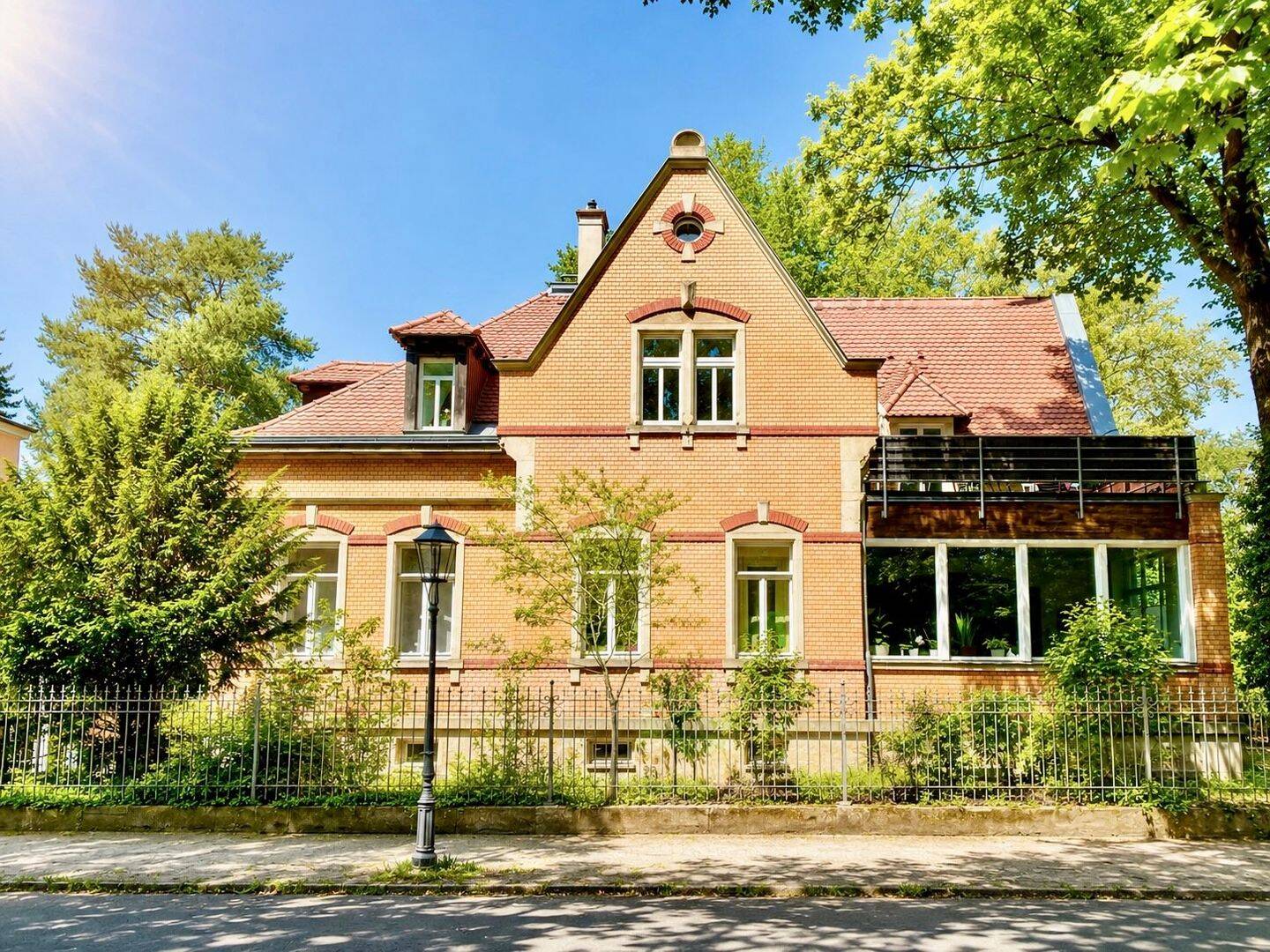 * Helle und sehr schöne 5-Zimmer-Wohnung in denkmalgeschützter Villa *, 1277 Dresden