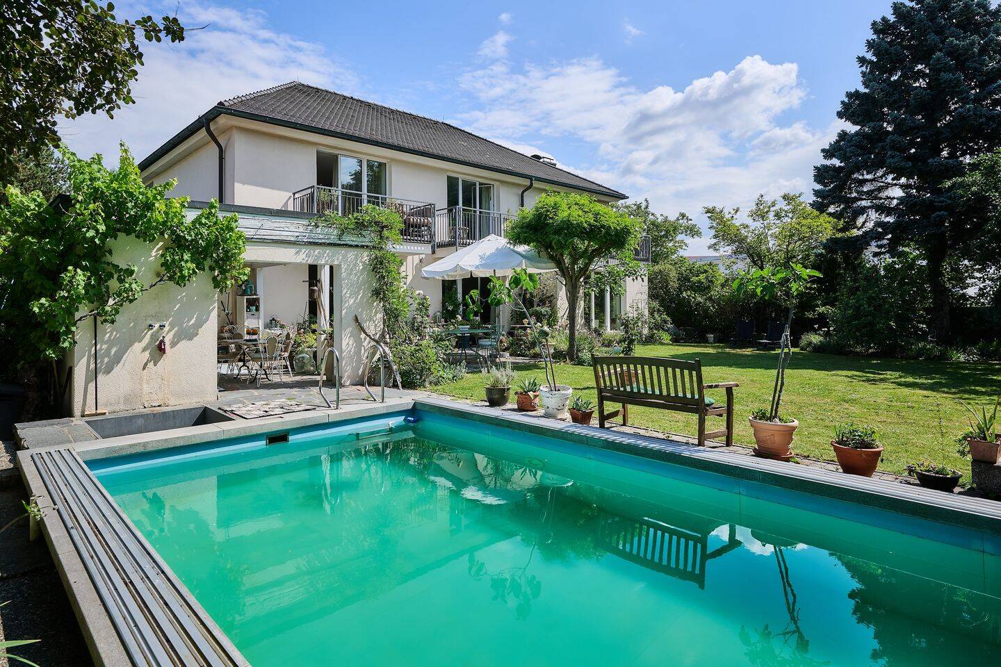 Repräsentative Stadtvilla in Straubing: Französische Eleganz trifft auf weitläufigen Garten mit Pool, 94315 Straubing