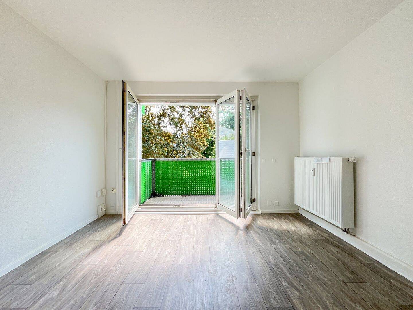 Lichtdurchflutete Wohnung mit stilvollen Flügeltüren zum Balkon in ruhiger Lage, 9119 Chemnitz (Helbersdorf Kapellenberg Kappel Zentrum)