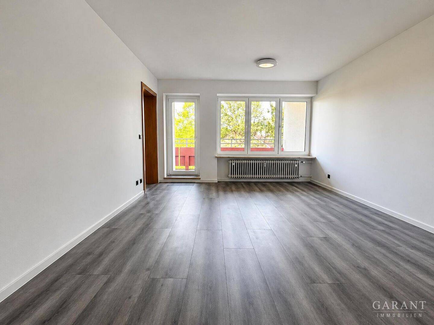 Hochwertig renovierte 3 Zimmer-Wohnung mit zwei Loggien & herrlichem Ausblick in begehrter Lage, 84034 Landshut (Münchnerau Nikola West)