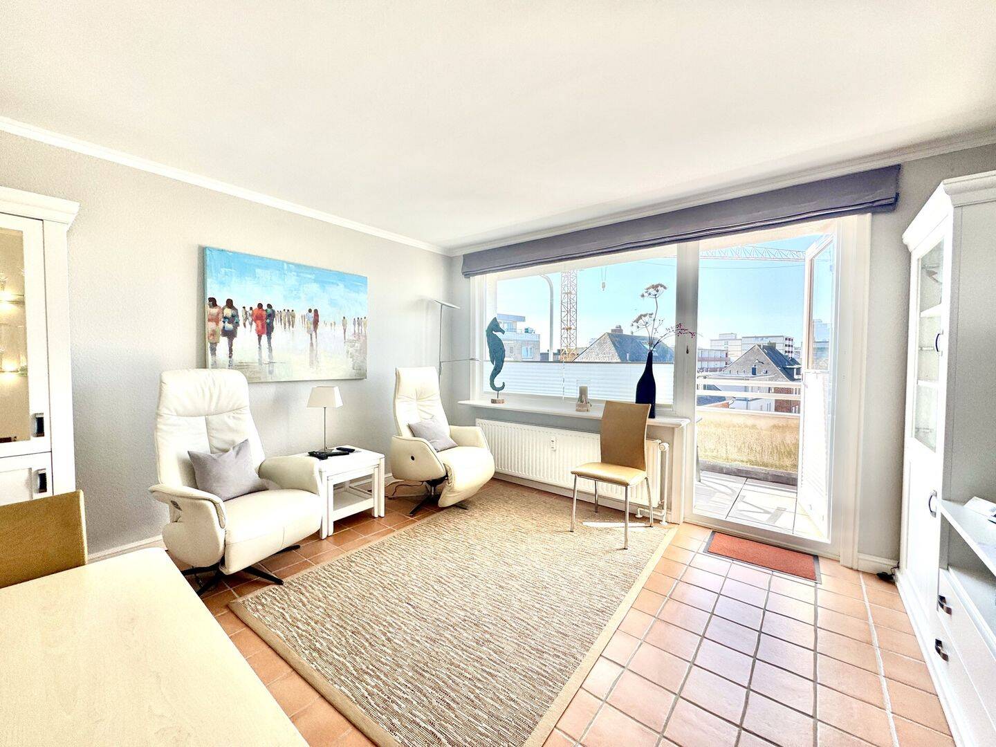 Elegante 2-Zimmer-Wohnung mit kleinem Meerblick und Stellplatz in begehrter Lage, 25980 Sylt