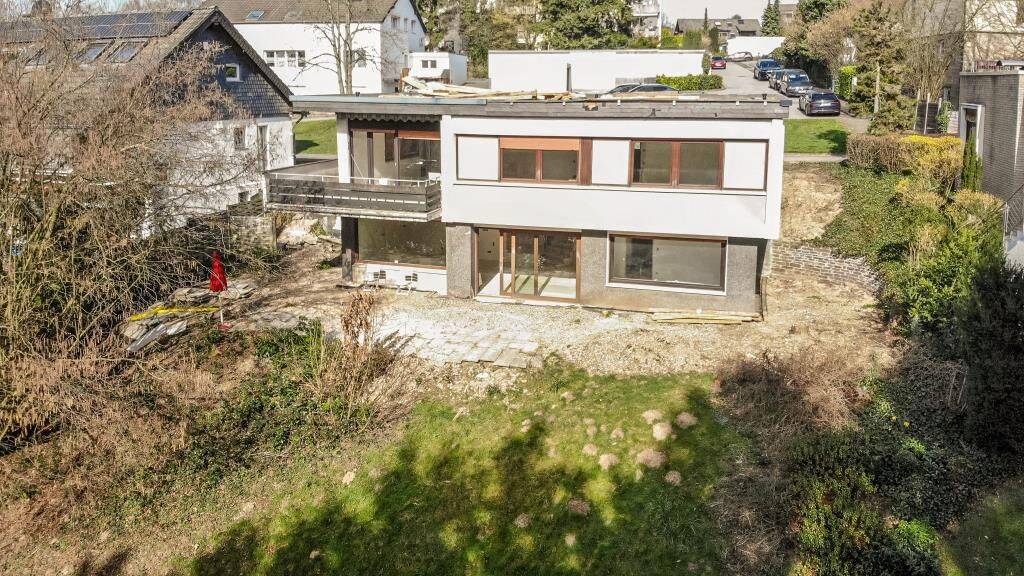 Sanierungsbedürftiger Rohbau-Bungalow * Aufstockung möglich * Garage * rückseitige Süd-Hanglage (2 Etagen * Terrasse …, 42799 Leichlingen (Rhld.)