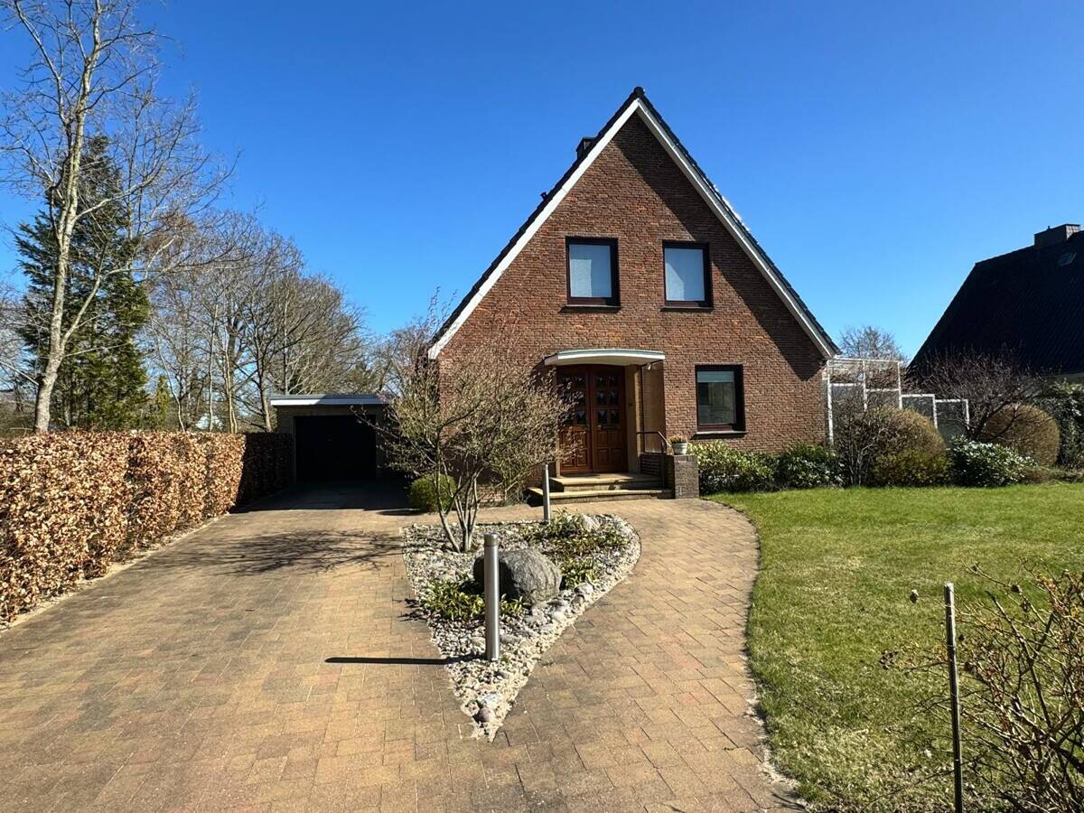 Großzügiges Einfamilienhaus mit schönem Garten, Vollkeller und Garage in Lübeck-St. Jürgen (Nähe Uni), 23562 Lübeck (Sankt Jürgen)