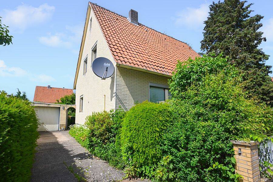 Elze – Einfamilienhaus mit Potenzial in gefragter Lage mit großem Garten, 31008 Elze