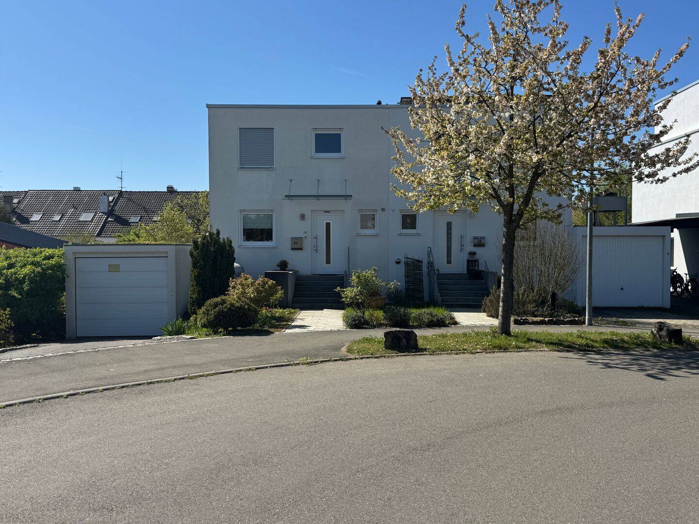 Familienfreundliches Zuhause in Stuttgart-Steckfeld – Doppelhaushälfte mit sonnigen Garten, 70599 Stuttgart