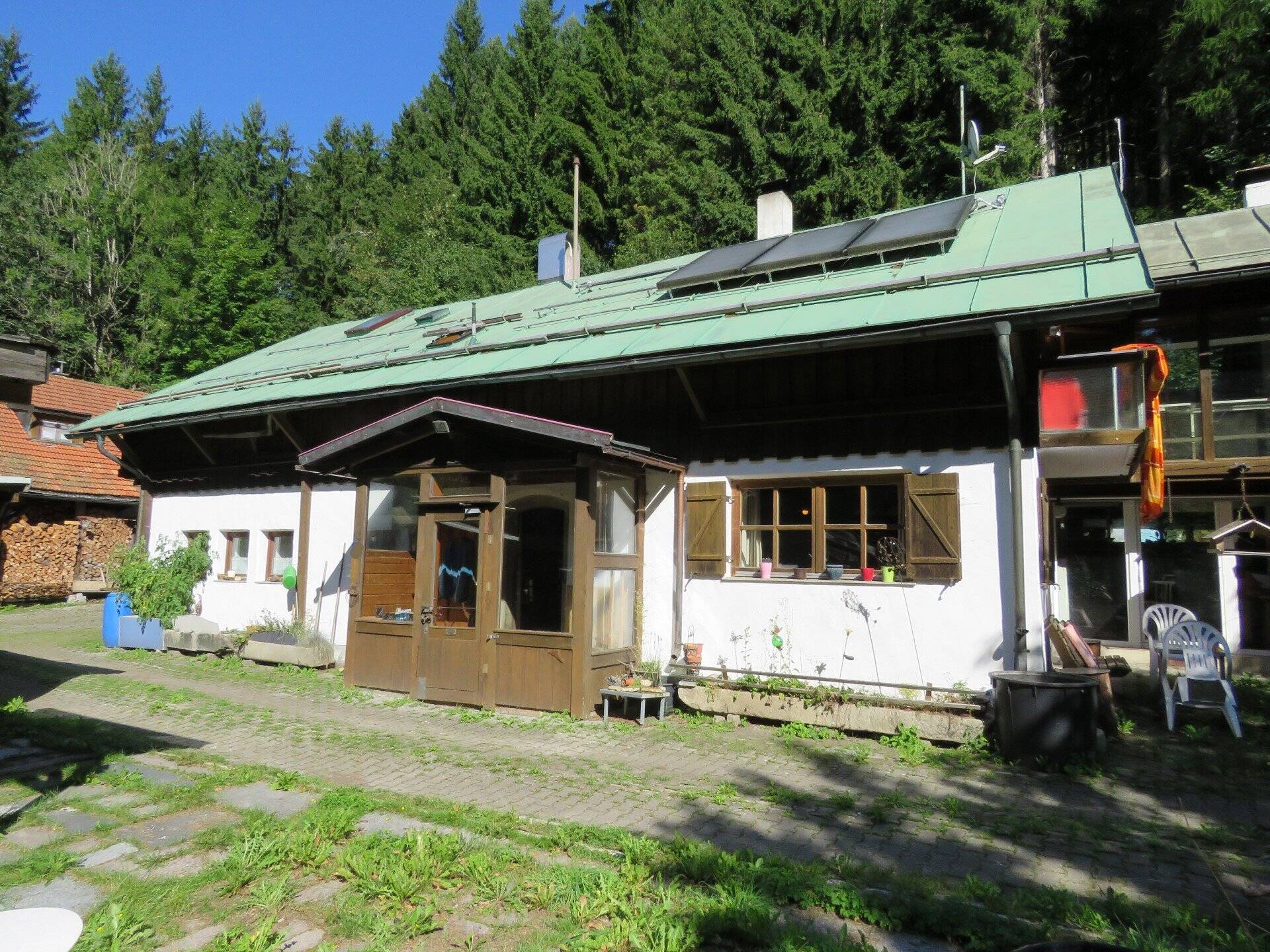 Anwesen / Sacherl in absoluter ALLEINLAGE umgeben vom eigenen Wald, in ruhiger Höhenlage mit Fernsicht Nähe Schloss Egg, 94505 Bernried