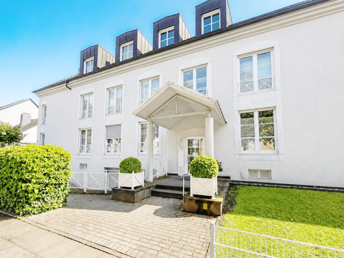 Top-Lage im Saarlandstraßenviertel: Attraktive 3,5 Zimmer-Wohnung mit Balkon und TG-Stellplatz