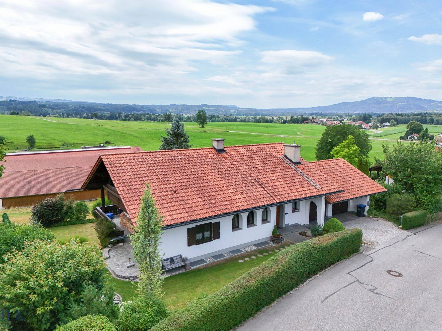 Großzügiges Einfamilienhaus mit Einliegerwohnung und traumhaftem Panoramablick in Oberhausen, 82386 Huglfing