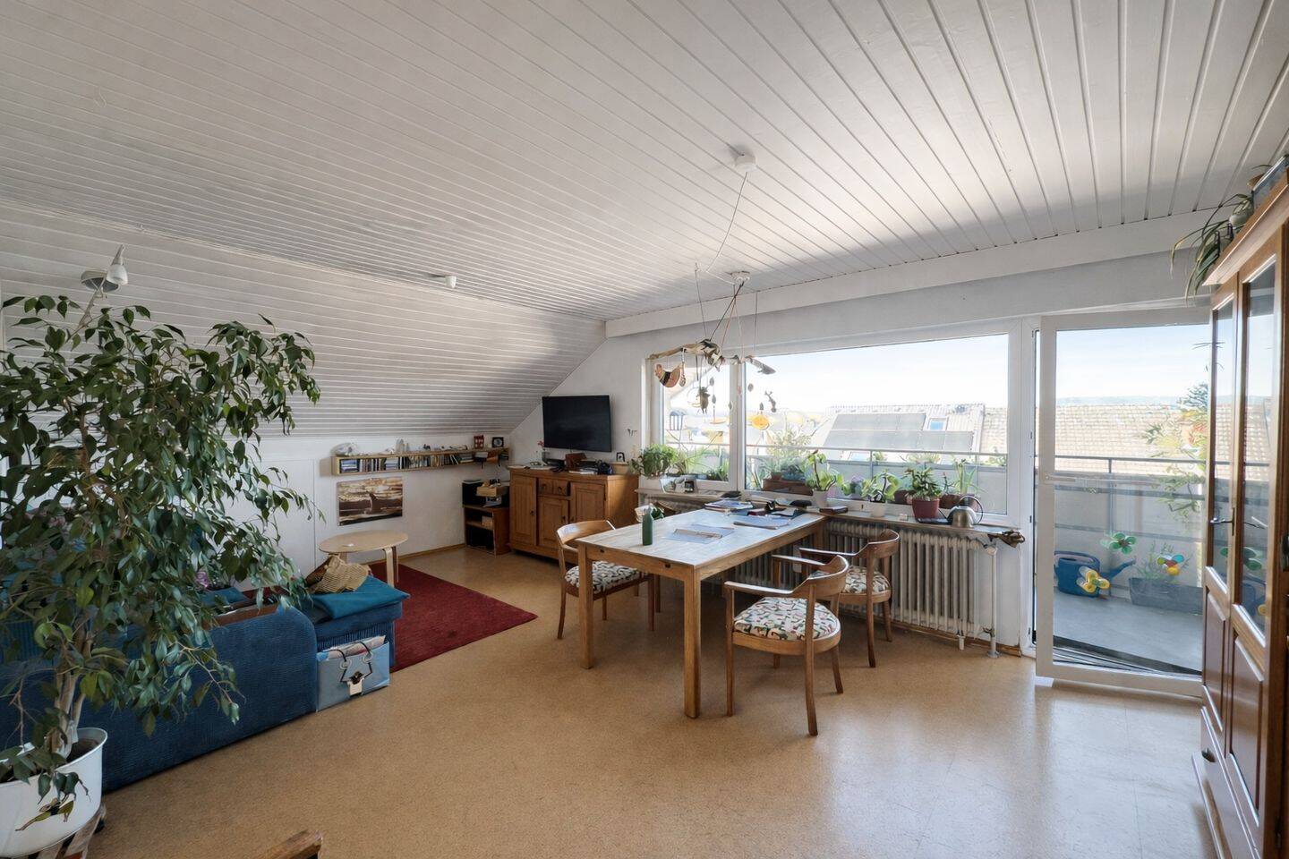 Gut geschnittene Dachgeschosswohnung mit Sonnenbalkon und Vogesensicht in idyllischer Lage, 79232 March