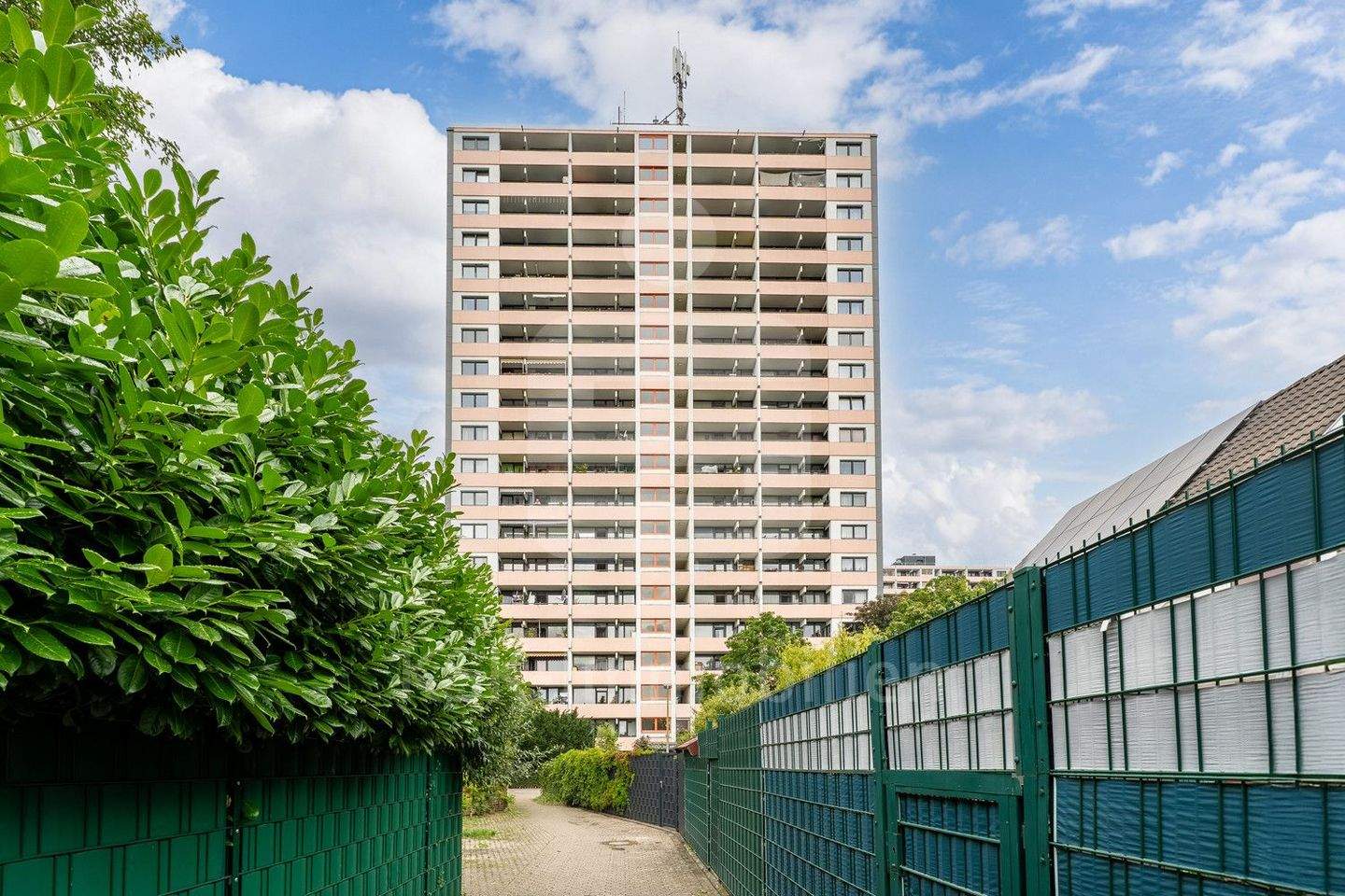 Wohnen mit Weitblick – 3 Zimmer Wohnung mit Loggia in Liblar, 50374 Erftstadt