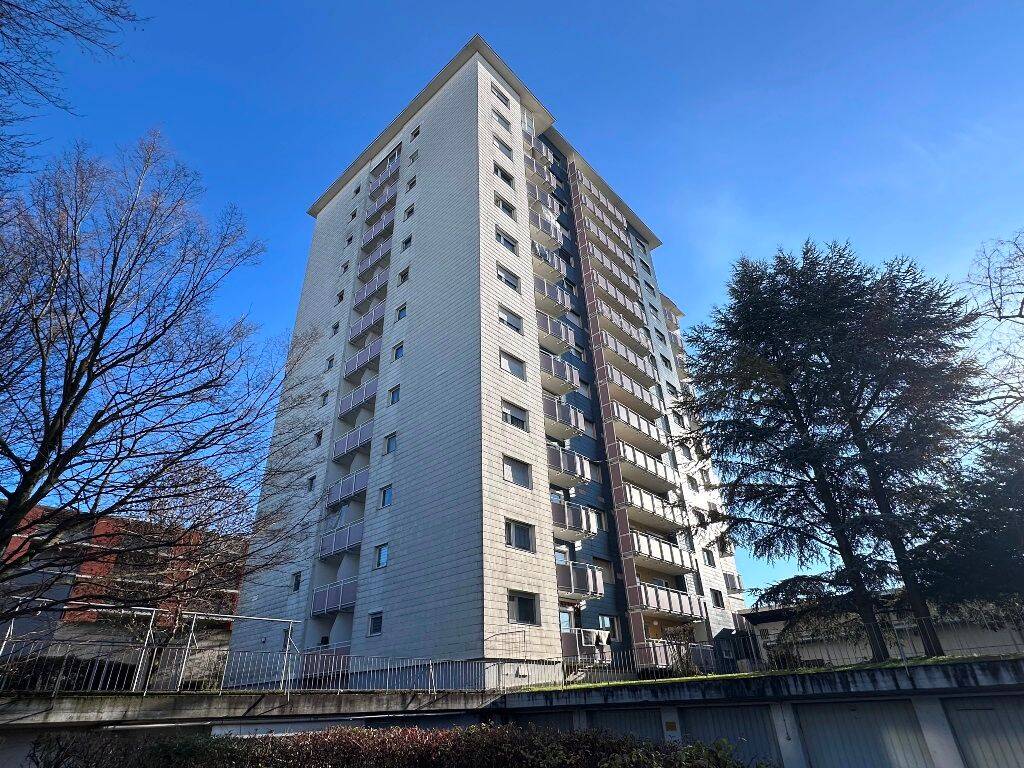 „Renovierungsbedürftige 3-Zi.-OG-ETW mit tollem Blick in Stuttgart-Rot“, 70437 Stuttgart (Freiberg Mönchfeld Rot Zazenhausen Zuffenhausen)