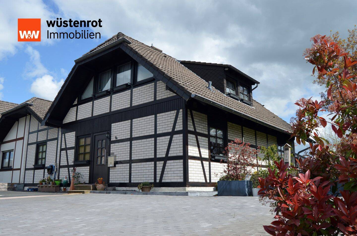 Vielseitige Doppelhaushälfte in Bitburg: Fachwerk-Charme mit Einliegerwohnung in Top-Lage, 54634 Birtlingen
