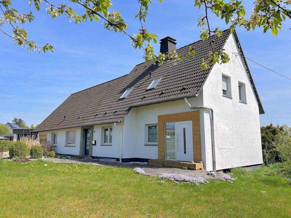 Hier finden Sie Ihr Familienglück! Vielseitiges Ein-/Zweifamilienhaus mit großem Garten in Mülheim!, 59581 Warstein