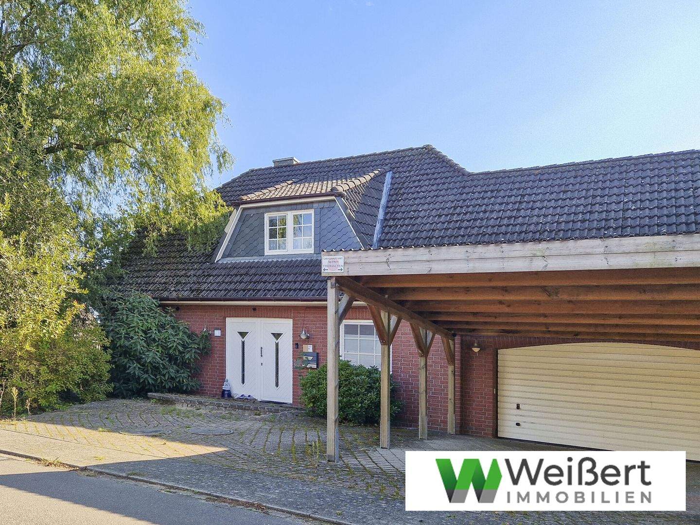 Ruhig, geräumig, familiengerecht  – Einfamilienhaus mit 162m² Wohnfläche, Vollkeller, Doppelgarage und großem Grundstück in verkehrsberuhigter Lag, 25597 Breitenberg