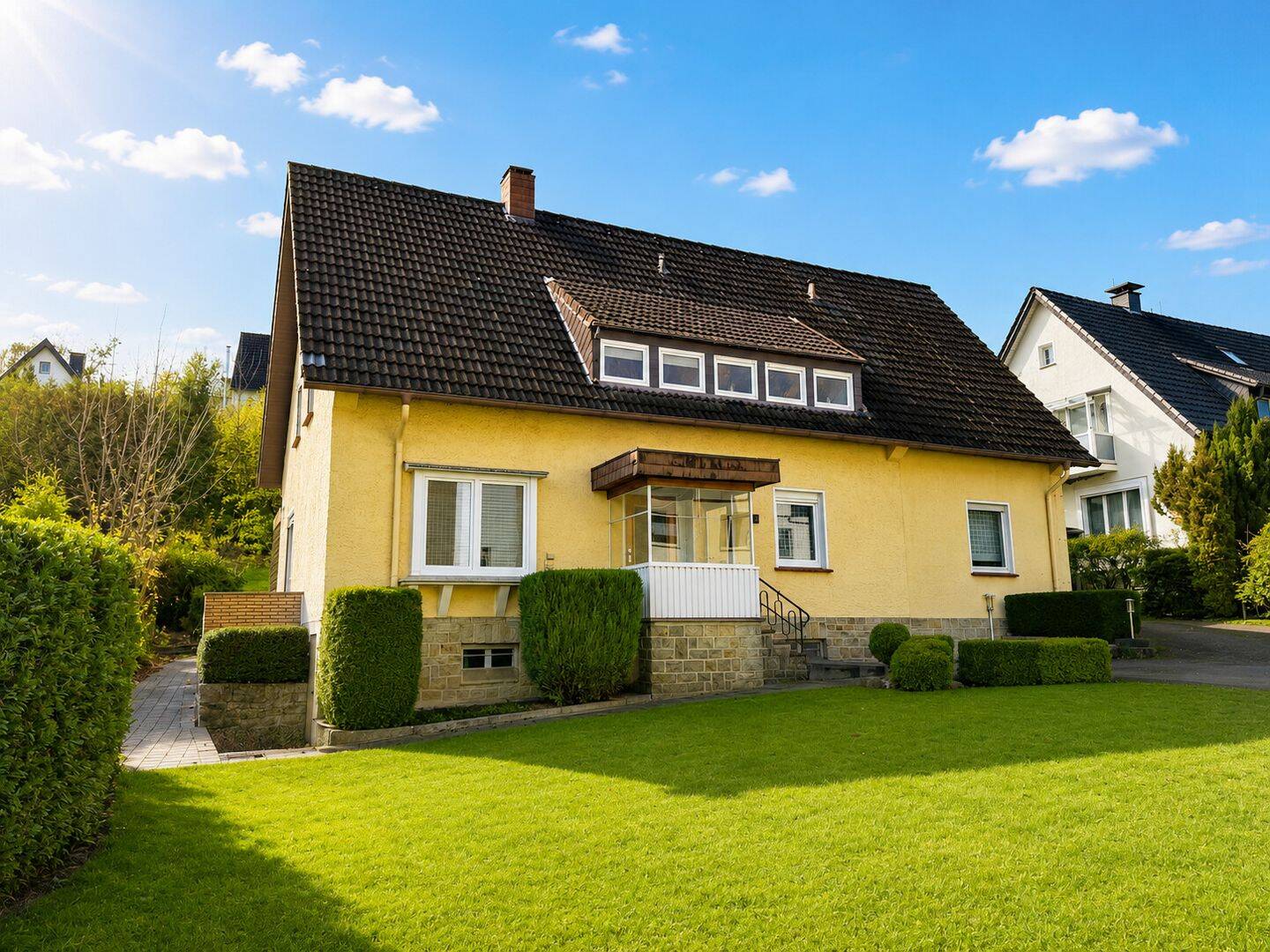„Schöner Wohnen in Berlebeck“…zentral gelegenes und gepflegtes Ein-Zweifamilienhaus unterhal, 32760 Detmold