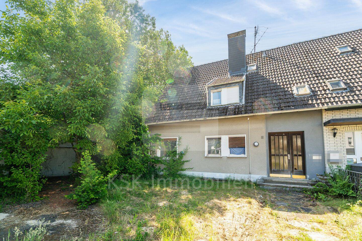Sanierungsbedürftige Doppelhaushälfte mit großzügigem Grundstück in gewachsener Wohnlage, 53639 Königswinter