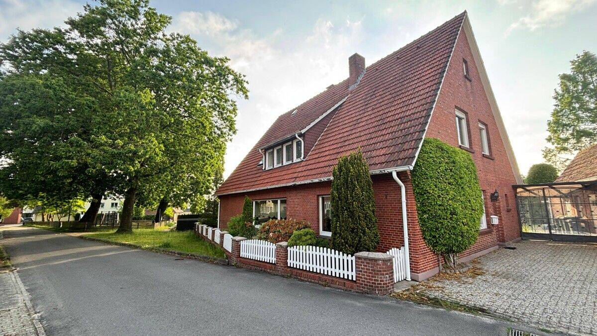 Zentral in Uelsen – Großzügiges Einfamilienhaus mit Nebengebäuden; ebenerdiges Wohnen möglich, 49843 Getelo
