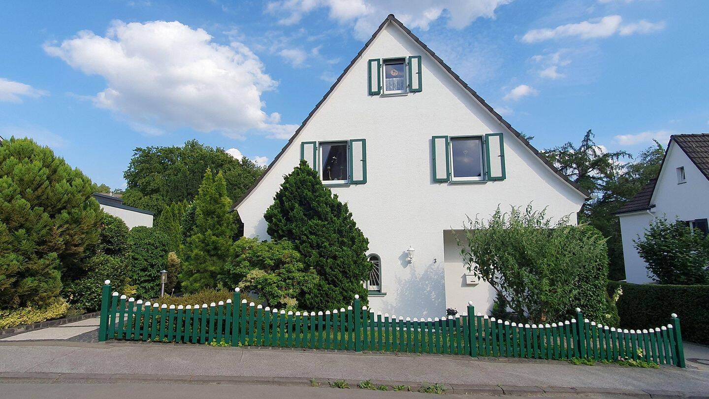 Freistehendes Einfamilienhaus mit Einliegerwohnung, Pool und großem Garten in Remscheid Süd, 42859 Remscheid (Innen Süd)