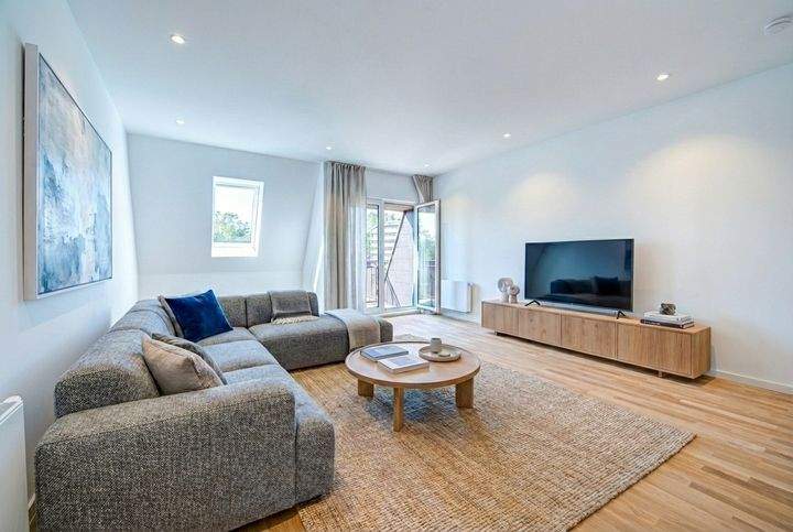 Sonnige Dachgeschossidylle: Frisch modernisierte 2-Zimmer-Wohnung mit Süd-Terrasse & Blick ins Grüne, 12105 Berlin (Tempelhof-Schöneberg Mariendorf Schöneberg Tempelhof)