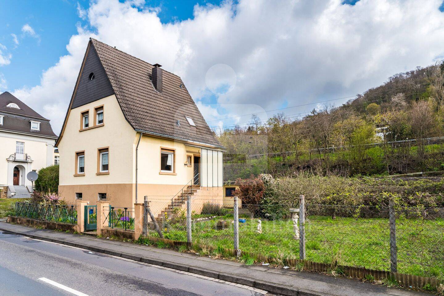 Einfamilienhaus mit einzigartigem Rheinblick und großem Gestaltungspotenzial, 53639 Königswinter