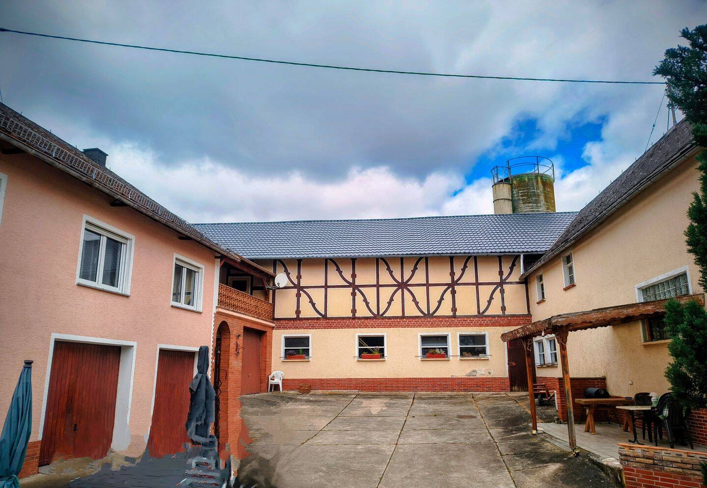 Haus + Wohnung und Nebengebäude, 
3 Seiten-Hof + Halle, 56291 Badenhard