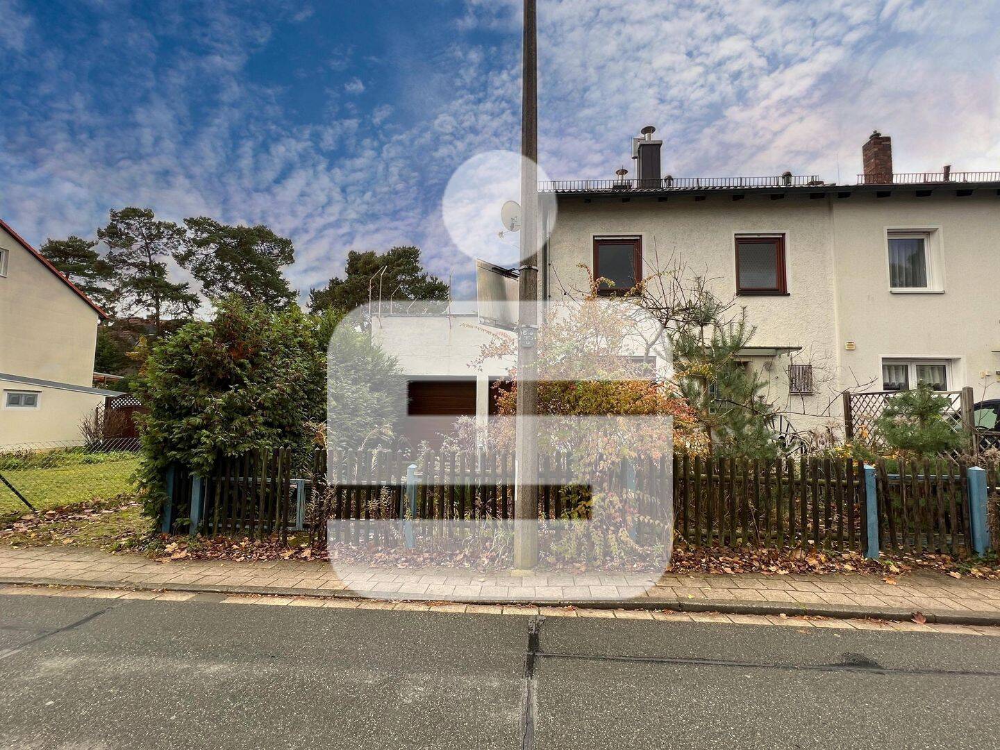 außergewöhnlich großes Grundstück in beliebter Wohnlage…sanierungsbedürftiges REH in Alterlangen, 91056 Erlangen