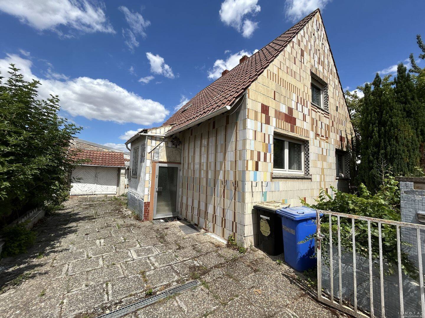 Sanierungsbedürftiges Einfamilienhaus mit Garage in Westhofen, 67593 Bermersheim