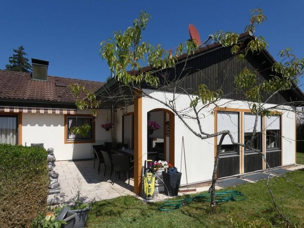 Attraktiver Bungalow mit großzügigem Wohnkomfort in ruhiger Lage, 92637 Theisseil
