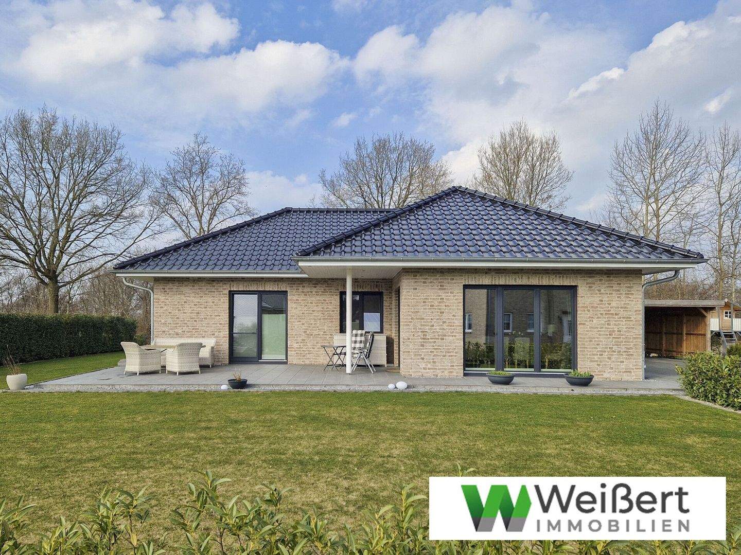 Ankommen & Wohlfühlen: Bezugsfertiger Luxus-Bungalow, barrierefrei & Energieklasse A+ in guter Lage!, 25584 Besdorf