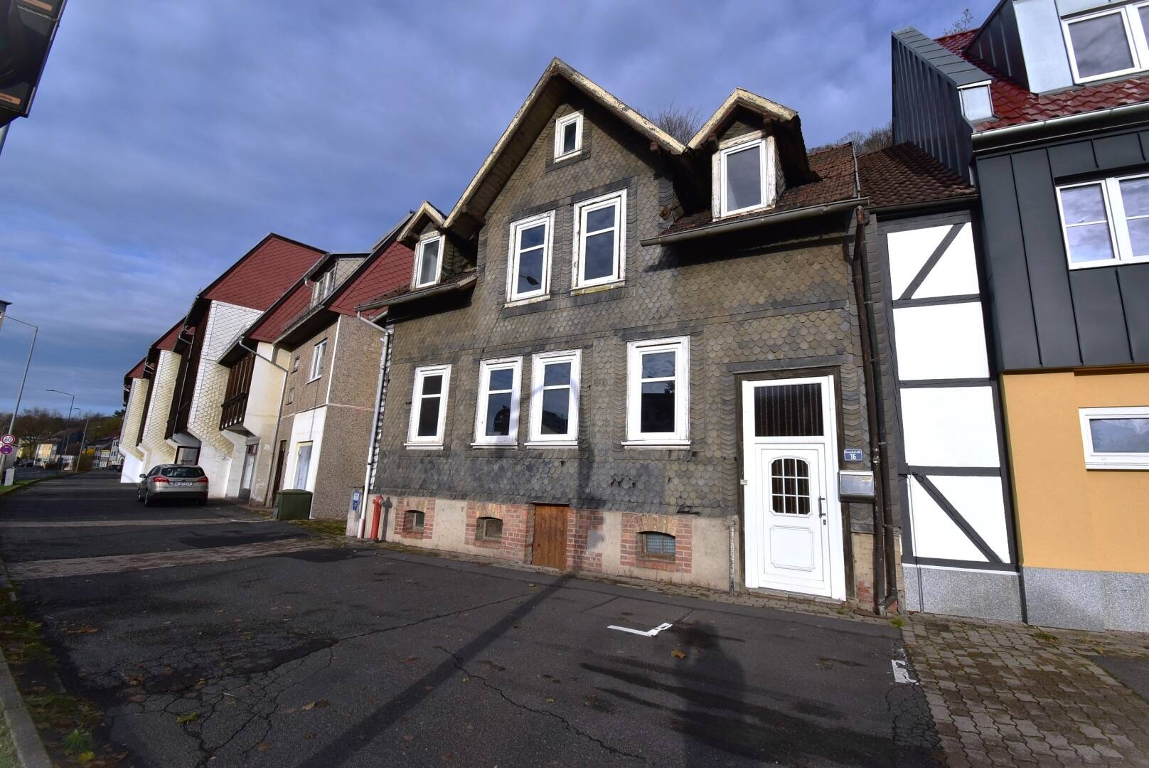 Einfamilienhaus in zentraler Lage zum Selbstausbau !, 98527 Suhl (Suhl)