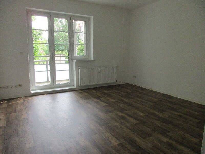 Alles was man braucht: ca 30 m2 Wohnzimmer+ ca 8,5 m2 großem Balkon! – Magdeburg – Vorschaubild 4