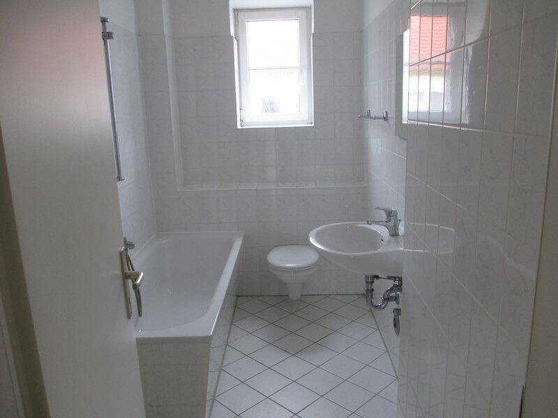 Alles was man braucht: ca 30 m2 Wohnzimmer+ ca 8,5 m2 großem Balkon! – Magdeburg – Vorschaubild 7