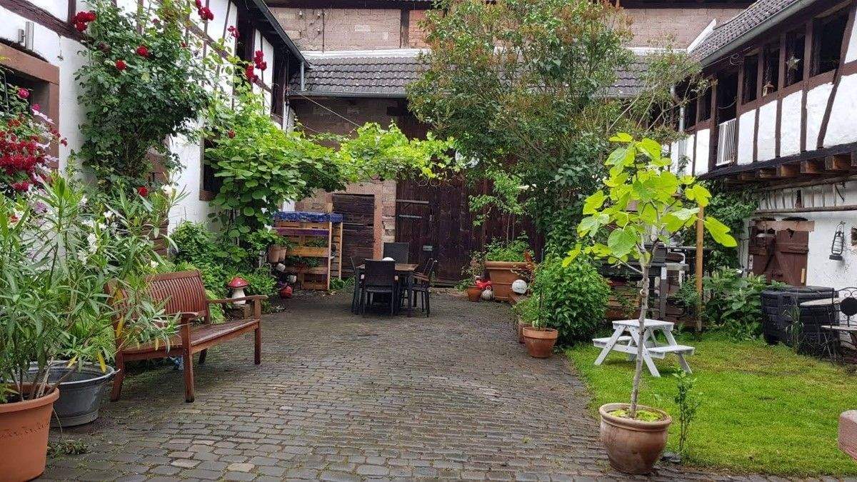 Ein Schmuckstück zum Wohlfühlen:   Sanierte Hofreite in Schöneck – Oberdorfelden, 61137 Schöneck