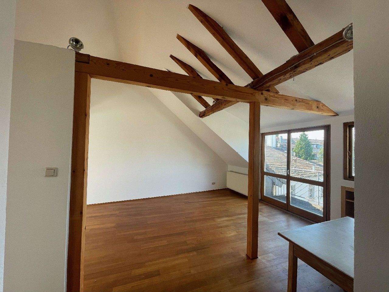 Renovierte und leerstehende 1,5 ZKB-Dachgeschosswohnung in LU-Mundenheim (3 Parteienhaus)!