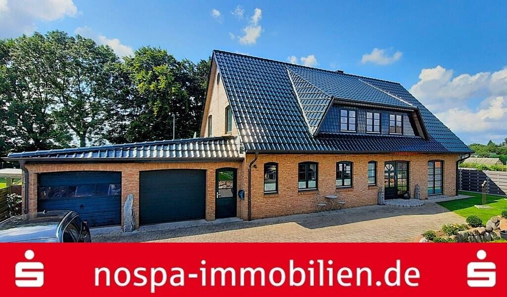 TOP-Gepflegtes und wertiges Einfamilienhaus mit Kaminofen, Doppelgarage und großem Garten!, 24805 Hamdorf