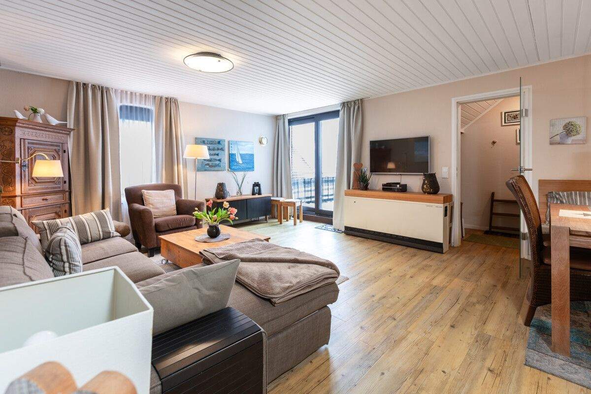 Komfortable Ferienwohnung mit Balkon und imposantem Blick auf Wattenmeer und Hafen, 26571 Juist