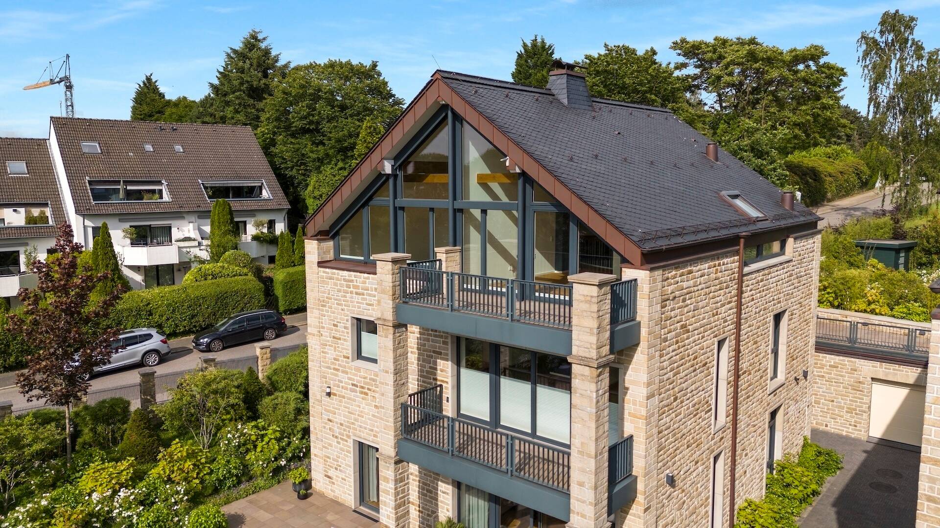 Luxuriöse Maisonette-Wohnung mit Garten, zwei Balkonen und Tiefgarage in Essen-Bredeney