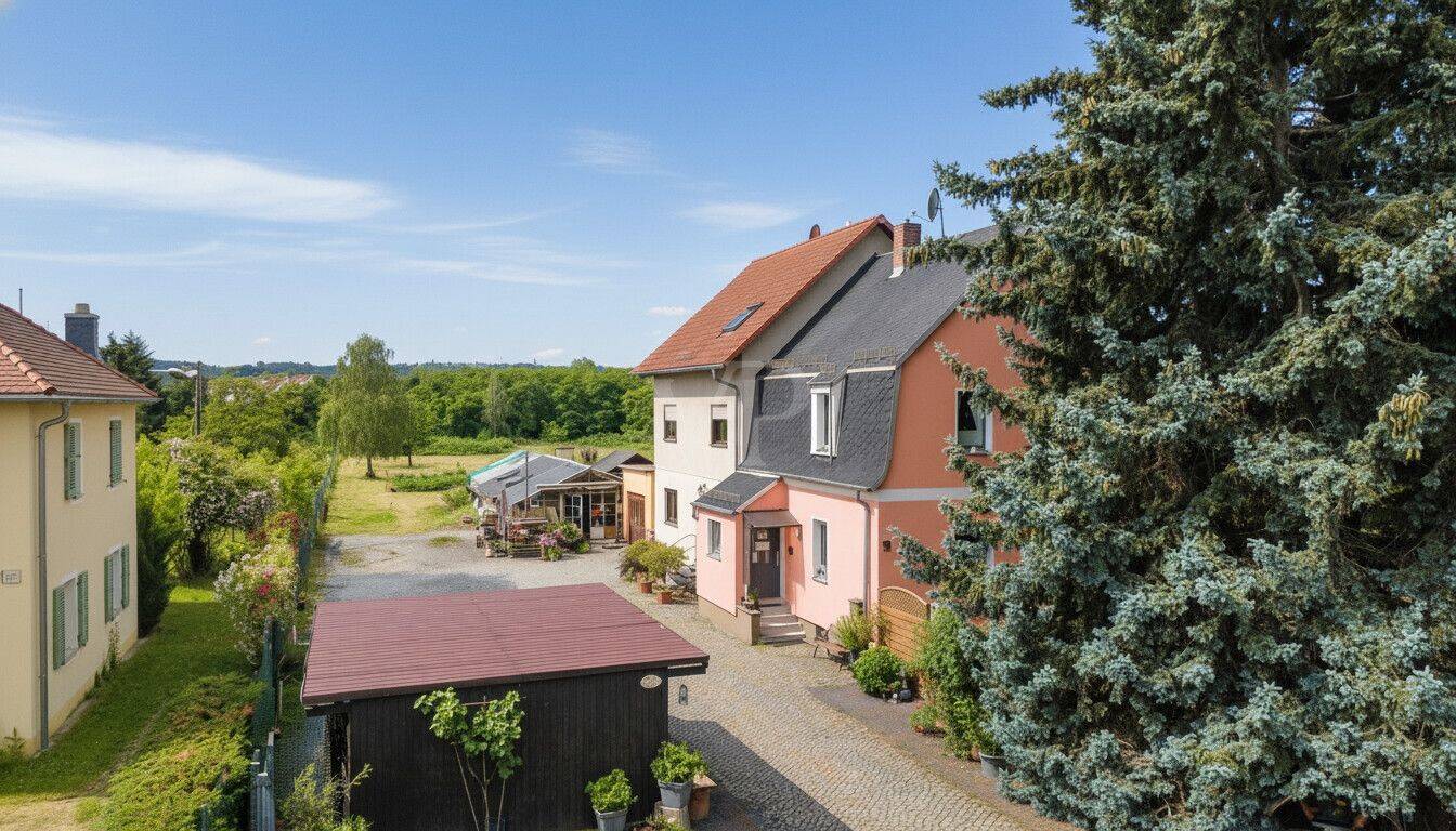 GROSSZÜGIGES DOPPELHAUS AUF 2.956 M² GRUNDSTÜCK + GARTEN, GARAGE & ENTWICKLUNGSPOTENZIAL IN RADEBEUL, 1445 Radebeul