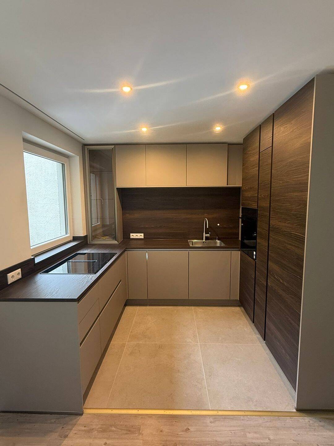 Sanierte und sehr schöne 3 Zimmerwohnung mit Balkon, 65936 Frankfurt am Main (Nied Sossenheim)