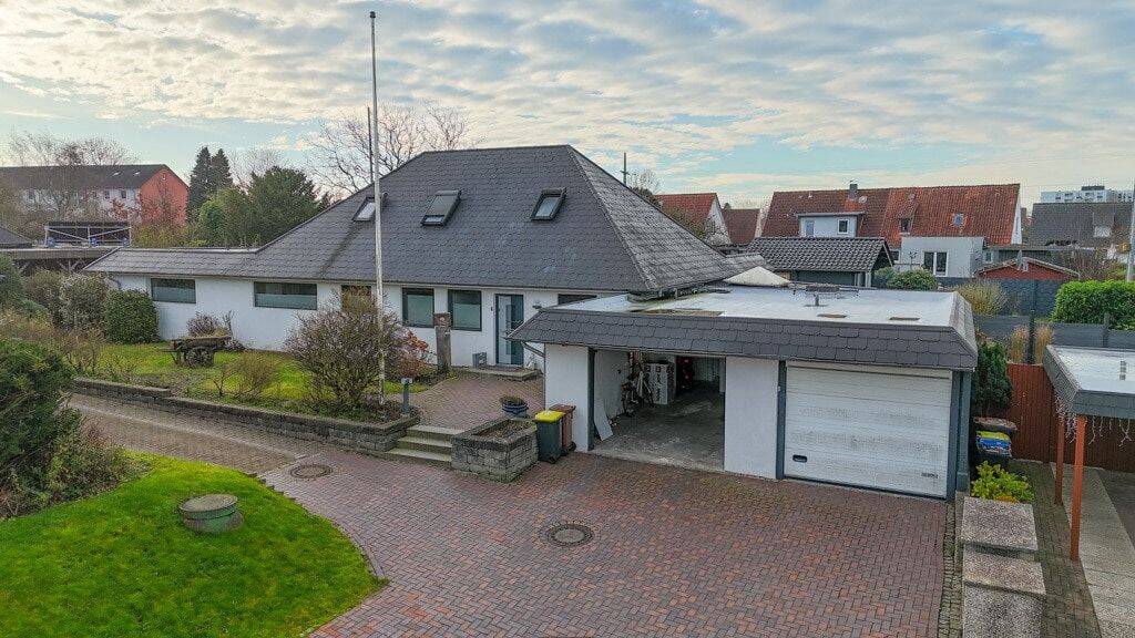 Großzügiges Einfamilienhaus mit Schwimmbad, 24939 Flensburg (Altstadt Neustadt Nordstadt Westliche Höhe)