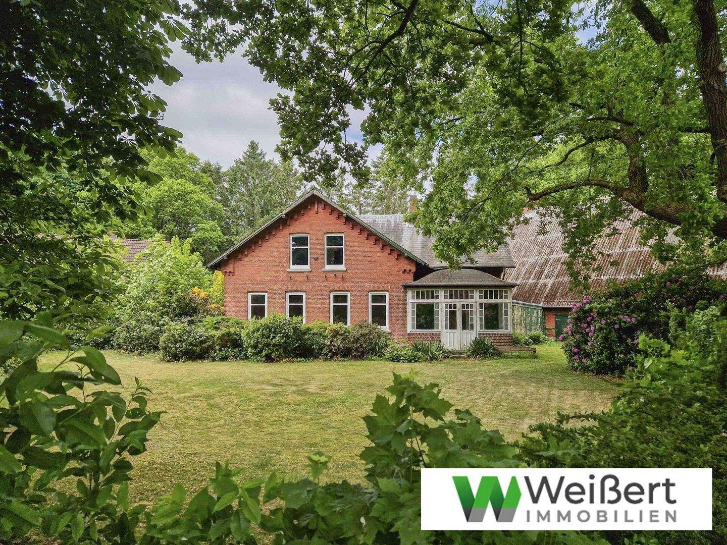 Brokstedter Hofidylle – historisches Wohnhaus,  Bauernscheune mit Einliegerwohnung, Waldfläche und Garagen!, 24616 Armstedt