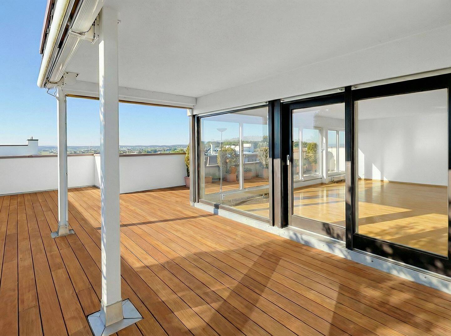 Wohnen der Extraklasse! Fantastisches Penthouse mit unglaublichem Ausblick, Fahrstuhl und riesiger Terrasse, 71229 Leonberg