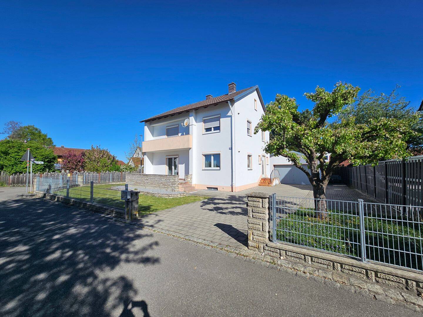 Gepflegtes Einfamilienhaus mit Garage, großem Grundstück und laufenden Mieteinnahmen in Salitersheim bei Dingolfing, 84130 Dingolfing