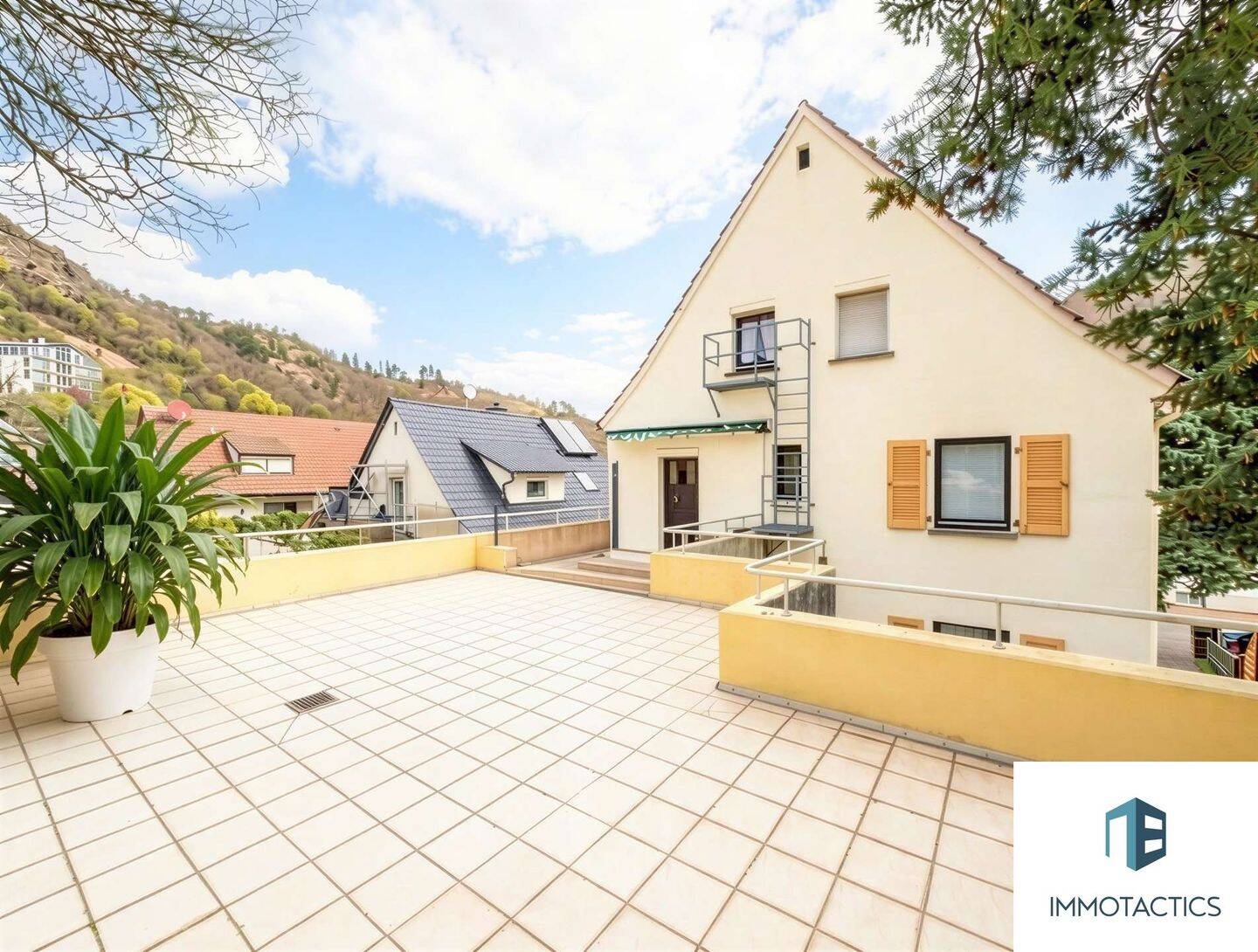 Zwei Etagen mit einer 60 m² großen Terrasse und Außenstellplatz, in Bad Münster am Stein – Ebernburg, 55583 Bad Kreuznach