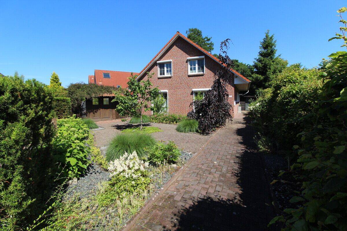 Exquisites Einfamilienhaus mit idyllischer  Gartenanlage + Teich, Saunahaus, Carport & neue Heizung, 21762 Osterbruch