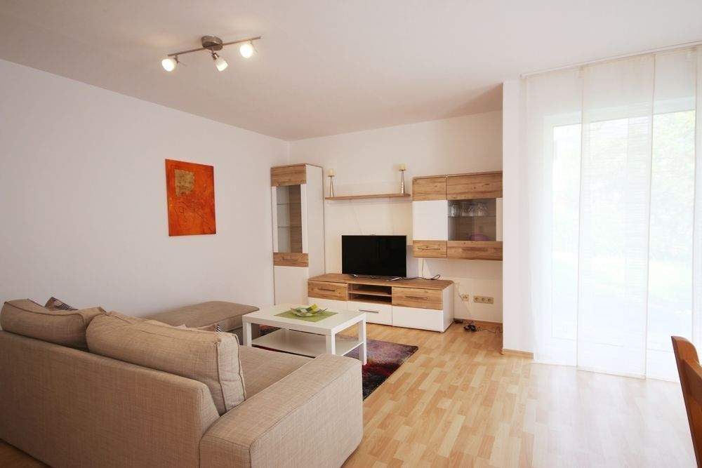 Saarbrücken, hochwertig renovierte 2 Zimmer Wohnung mit sonniger Terrasse + Stellplatz, 66132 Saarbrücken